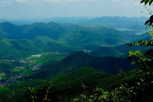 木葉夏民宿，云天收夏色木葉動(dòng)秋聲