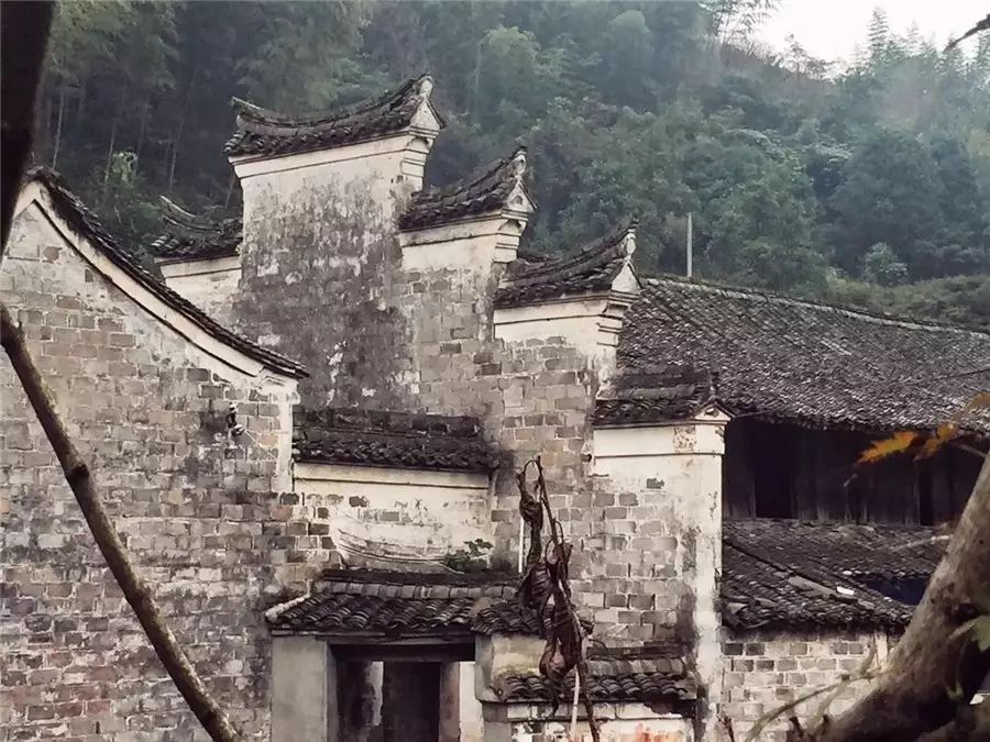 棲霞山居，溪流環(huán)繞在古村落捕魚看霞光