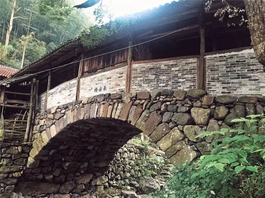 棲霞山居,溪流環(huán)繞在古村落捕魚看霞光