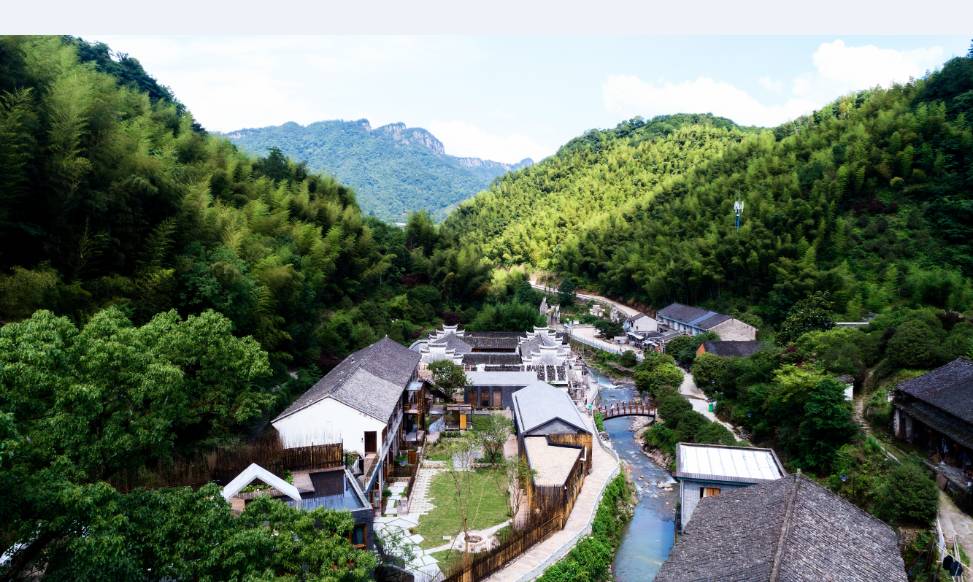 棲霞山居，溪流環(huán)繞在古村落捕魚看霞光