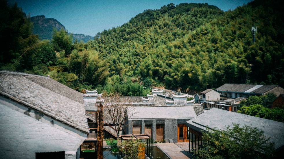 棲霞山居，溪流環(huán)繞在古村落捕魚看霞光