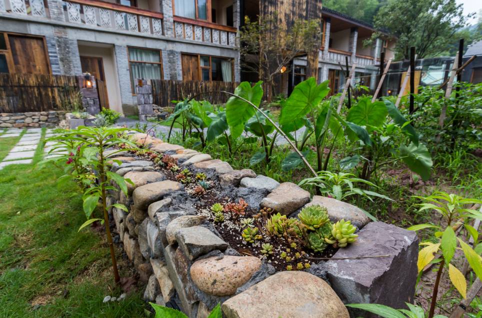 棲霞山居，溪流環(huán)繞在古村落捕魚看霞光