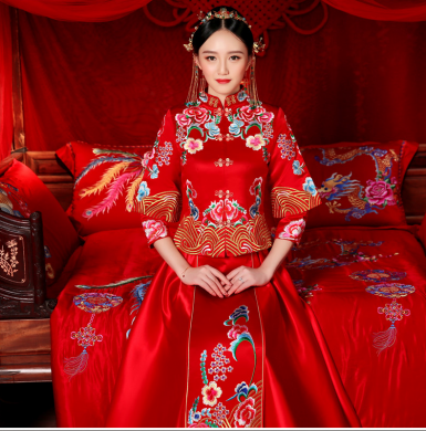 花團(tuán)錦簇中式禮服，新娘結(jié)婚禮服