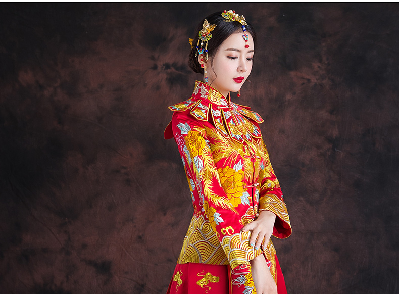 紅色長款拖尾中式禮服，精美刺繡新娘結(jié)婚禮服