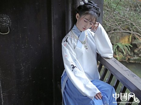 傳統(tǒng)漢服交領(lǐng)繡花襖裙