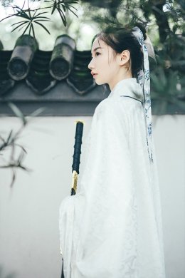 漢服白藍(lán)色提花綢直裾裙