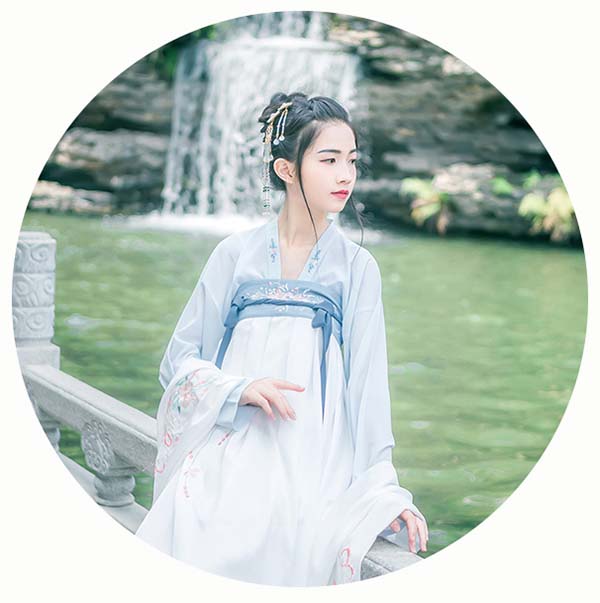 白藍淡雅唐制高腰繡花齊胸襦裙