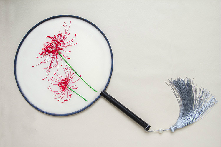 嬌艷彼岸花刺繡古風(fēng)團(tuán)扇，復(fù)古繡花工藝扇子