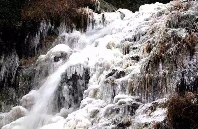 雪后黃山風(fēng)景宛如人間仙境，舞一曲雪中霓裳羽