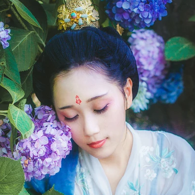 藍(lán)顏花艷帶傘女生頭像，唯美古風(fēng)真人頭像