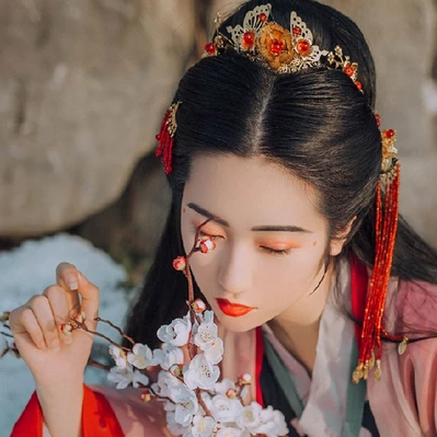 暮雪賞花彈琴女生頭像，唯美古風(fēng)真人頭像