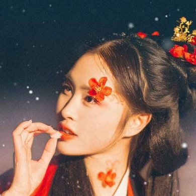 紅梅拂面女生頭像，唯美古風(fēng)真人頭像