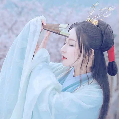 淡雅櫻花帶折扇女生頭像，唯美古風(fēng)真人頭像