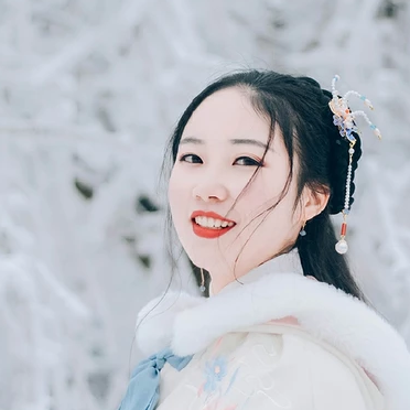 白雪紛飛女生頭像，唯美古風真人頭像