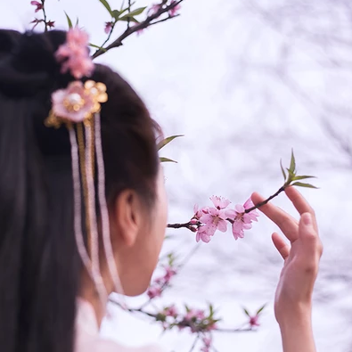 桃花粉黛帶傘女生頭像，唯美古風(fēng)真人頭像