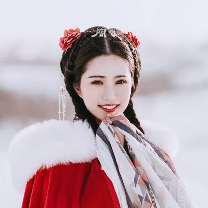 風(fēng)雪中紅披風(fēng)女生頭像，唯美古風(fēng)真人頭像