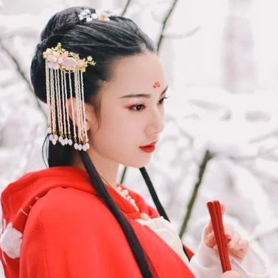 寒雪紅披風(fēng)女生頭像，唯美古風(fēng)真人頭像