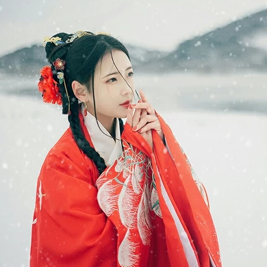 冷艷紅衣白雪女生頭像，唯美古風真人頭像