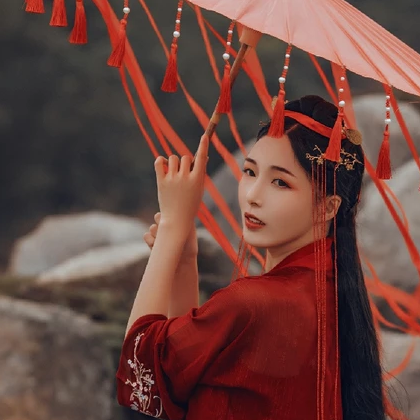 紅裳彈琵琶女生頭像，唯美古風(fēng)真人頭像