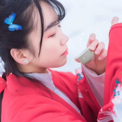 白雪紅衣女生頭像，唯美古風(fēng)真人頭像