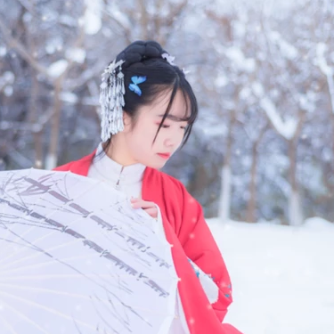 白雪紅衣女生頭像，唯美古風(fēng)真人頭像