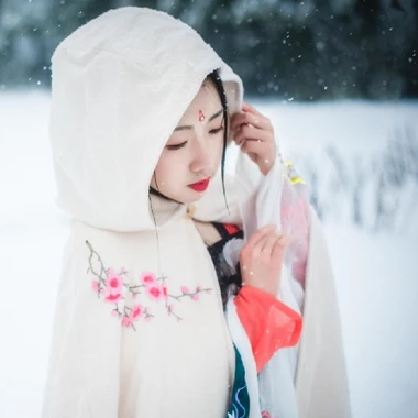 雪地帶披風(fēng)女生頭像，唯美古風(fēng)真人頭像