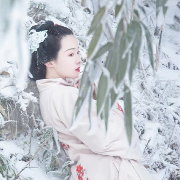 梅花雪紅衣女生頭像，唯美古風(fēng)真人頭像