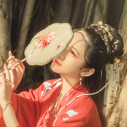 彼岸花團(tuán)扇紅妝紅衣頭像，唯美古風(fēng)真人頭像