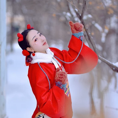 雪景俏皮可愛女生頭像，唯美古風真人頭像