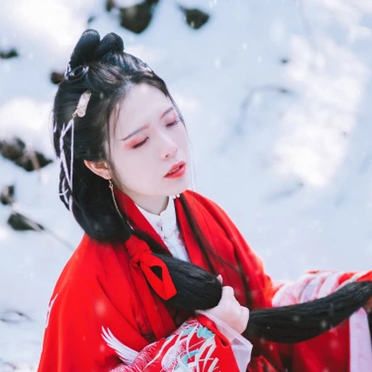 紅衣雪景女生頭像，唯美古風(fēng)真人頭像