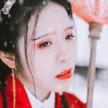 紅衣雪景女生頭像，唯美古風(fēng)真人頭像