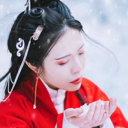 紅衣雪景女生頭像，唯美古風(fēng)真人頭像