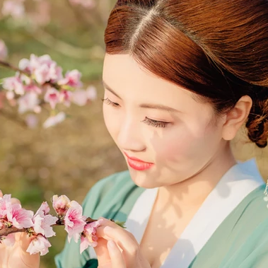 桃花樹下帶團扇女生頭像，唯美古風真人頭像