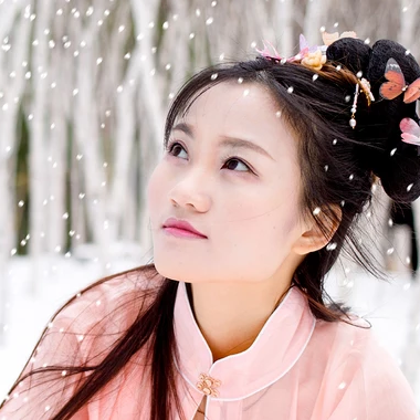 雪景帶傘紅衣女生頭像，唯美古風(fēng)真人頭像