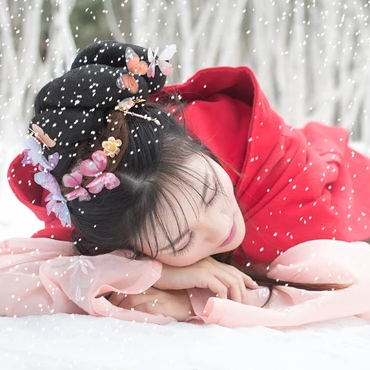 雪景帶傘紅衣女生頭像，唯美古風(fēng)真人頭像