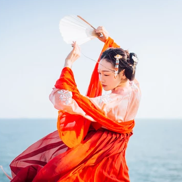 滄海風(fēng)舞帶折扇女生頭像，唯美古風(fēng)真人頭像