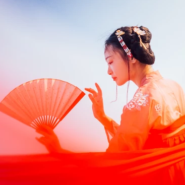 滄海風(fēng)舞帶折扇女生頭像，唯美古風(fēng)真人頭像