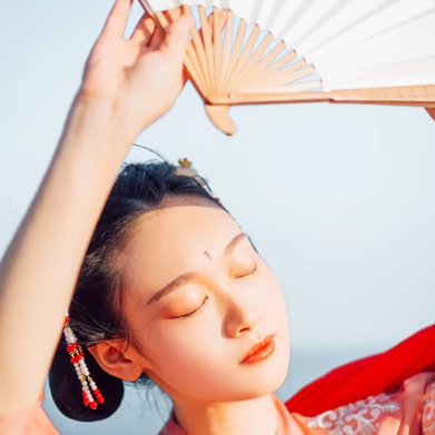 滄海風(fēng)舞帶折扇女生頭像，唯美古風(fēng)真人頭像