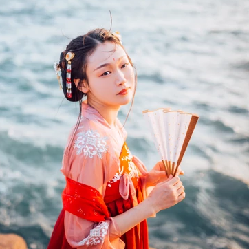 滄海風(fēng)舞帶折扇女生頭像，唯美古風(fēng)真人頭像