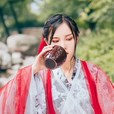 紅衣喝酒女生頭像，唯美古風(fēng)真人頭像