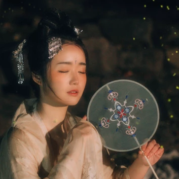 夜景帶團(tuán)扇女生頭像，唯美古風(fēng)真人頭像