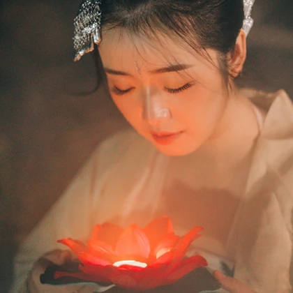 夜景帶團(tuán)扇女生頭像，唯美古風(fēng)真人頭像