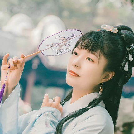 庭院帶團扇女生頭像，唯美古風真人頭像