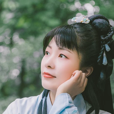 庭院帶團扇女生頭像，唯美古風真人頭像