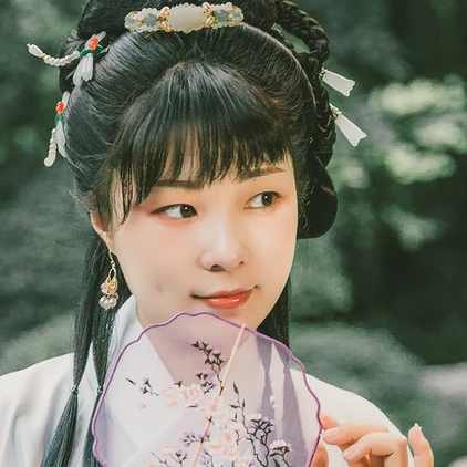 庭院帶團扇女生頭像，唯美古風真人頭像