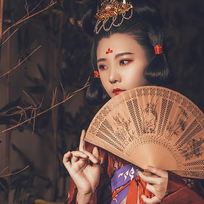 嬌艷帶團(tuán)扇紅衣女生頭像，唯美古風(fēng)真人頭像