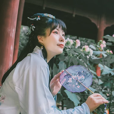 庭院帶團扇女生頭像，唯美古風真人頭像