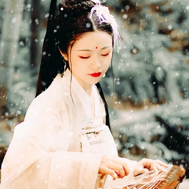 羽毛下雪白衣女生頭像，唯美古風(fēng)真人頭像