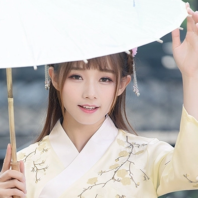 淡黃色漢服帶傘女生頭像，唯美古風(fēng)真人頭像