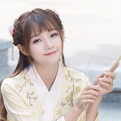 淡黃色漢服帶傘女生頭像，唯美古風(fēng)真人頭像